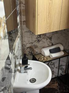 ein Waschbecken mit einem Seifenspender darauf in der Unterkunft Stone Nest in Tochni