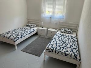 a bedroom with two beds and a window at Panorama in Drvenik Veli