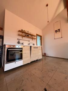 a kitchen with a stove and a microwave at Ferienwohnung Bergblick in Bad Aibling