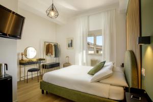 a hotel room with a bed and a desk at Al centro di Roma in Rome