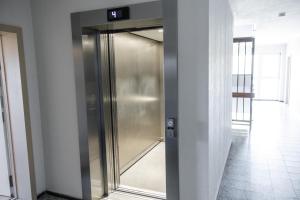 a elevator in a room with a mirror at Strandnahe Ferienwohnung mit Privatweg, Spielplatz & Aufzug in Sankt Peter-Ording