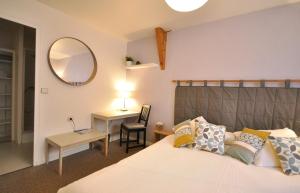 Un pat sau paturi într-o cameră la l' Edelweiss B&B Chambre d'Hôtes