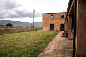 an external view of a building with mountains in the background at Tenute Sciara in Randazzo