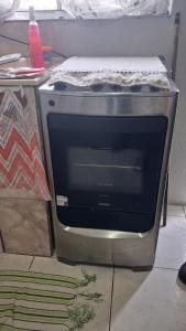 a microwave oven sitting on top of a counter at Kitnet quarto e cozinha ha 3min da Unifesp in São Paulo