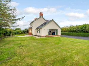 a house with a large lawn in front of it at 3 Bed in Poulton-le-fylde oc-83787 in Hambleton