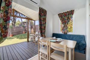 a living room with a table and a blue couch at Bungalow Cádiz Costa in Chiclana de la Frontera