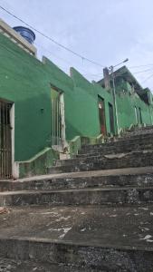 a green building with stairs in front of it at Kitnet quarto e cozinha ha 3min da Unifesp in São Paulo