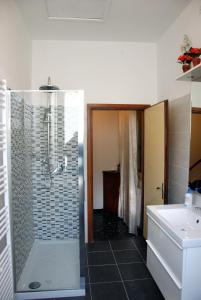 une salle de bain avec douche et lavabo dans l'établissement Da Rina, à Mestre