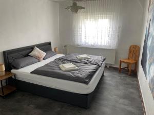 a bedroom with a bed with two towels on it at Ferienhaus Weitblick in Masserberg