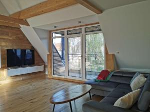 ein Wohnzimmer mit Sofa und Fernseher in der Unterkunft Falken-Loft in Giebelstadt