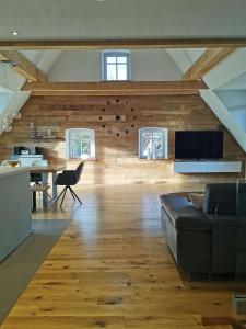 ein Wohnzimmer mit Sofa und Tisch in der Unterkunft Falken-Loft in Giebelstadt