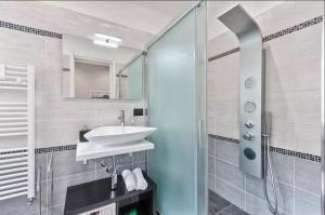 W łazience znajduje się umywalka i prysznic. w obiekcie Appartamento Aurora w Turynie