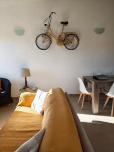 a living room with a couch and a bike on the wall at Le Fonti in Manziana