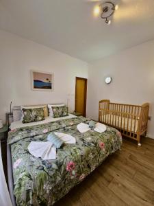 ein Schlafzimmer mit einem Bett, auf dem zwei Handtücher liegen in der Unterkunft Gorgeous Hideout in Mostar + 62 Fotos