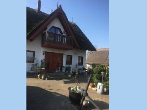 a house with a balcony on top of it at Ferienwohnungen Zum Anker _ Objekt in Diedrichshagen