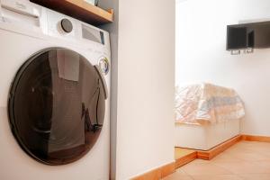 a washer and dryer in a room at Manzi 40 in Civitavecchia