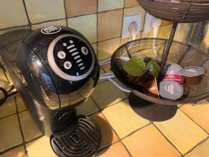 a blender sitting on a counter next to a basket at Maison de charme du 18 e s de centre ville in Sablé-sur-Sarthe +5 photos