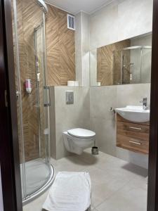a bathroom with a shower and a toilet and a sink at Pokoje Hotelowe Wiktoria in Goczałkowice Dolne +23 photos