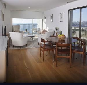 a living room with a table and chairs at Porto Sunset suite in Vila Nova de Gaia