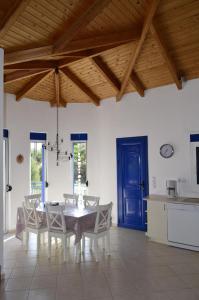 a kitchen and dining room with a table and chairs at Villa Pilias Methoni in Methoni