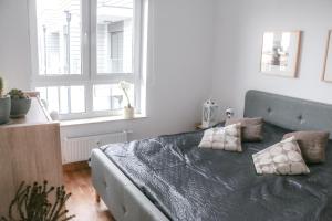 una camera da letto con un letto grande con due cuscini sopra di APT Nadmorskie - Solne a Kołobrzeg