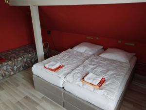 a large bed with two towels on top of it at Ferienwohnung Stechlin, Neuglobsow in Stechlin