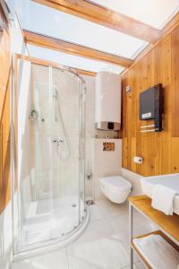 a bathroom with a shower and a toilet at LA RÉSERVE DE L'AUBE - Hébergements insolites Luxe et Design in Villenauxe
