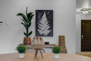 a living room with a table with two potted plants at Hôtel à la maison - Le Rendez-vous ! in Magog-Orford +15 photos