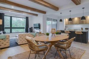 a kitchen and living room with a table and chairs at Hôtel à la maison - Le Rendez-vous ! in Magog-Orford