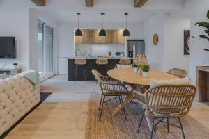 a kitchen and living room with a table and chairs at Hôtel à la maison - Le Rendez-vous ! in Magog-Orford