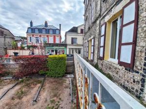 a view of a city street with buildings at Tout à pied - Appartement - parking privé - 80m des falaises - Plein centre in Étretat