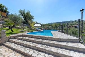a swimming pool with stairs leading to a resort at Villa Luisana con Piscina e Vista in Sonnino