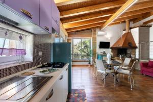 a kitchen with a table and a dining room at Villa Luisana con Piscina e Vista in Sonnino