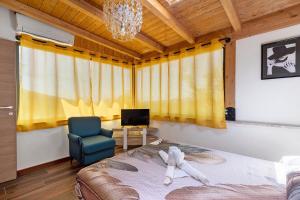a bedroom with a bed and a blue chair at Villa Luisana con Piscina e Vista in Sonnino +32 photos
