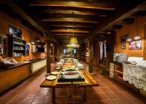 Un restaurant u otro lugar para comer en El Folló Turisme Rural