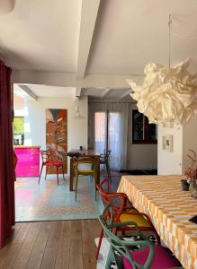 a living room with a table and chairs at Haus im Rübental in Bad Dürkheim