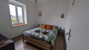 a bedroom with a bed and a window at Chez Pauline - Chambres d'hôtes Bourguignonnes in Prissé