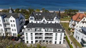 eine Luftaufnahme eines großen weißen Gebäudes in der Unterkunft Hotel Asgards Midgard in Zinnowitz