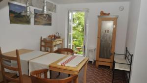 a kitchen and dining room with a table and chairs at Gartenhaus in Dodenburg in Dodenburg