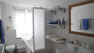 a white bathroom with a mirror and a sink at Gartenhaus in Dodenburg in Dodenburg