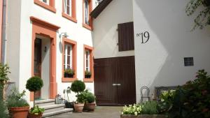 a building with a brown door and some plants at Gartenhaus in Dodenburg in Dodenburg