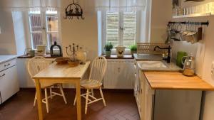 a kitchen with a wooden table and two chairs at Gartenhaus in Dodenburg in Dodenburg