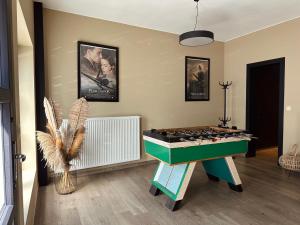 a room with a foosball table and a fan at Le Quatre F in La-Roche-en-Ardenne