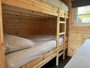 a bedroom with a bunk bed in a log cabin at De Rakken in Woudsend