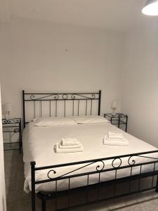 a bed with two white towels on top of it at Maison Sauze Centro in Sauze dʼOulx
