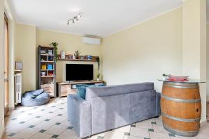 a living room with a couch and a barrel at Casa Alessandra in Torri del Benaco