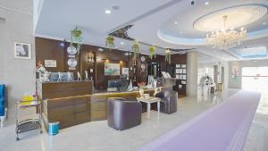 a salon with a waiting room with chairs and a counter at واحد لواحد للشقق المخدومة -اقتصادي in Al Khobar