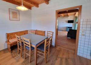 a kitchen and dining room with a table and chairs at Haus 16 im Natur Ferienpark, Natur, Abenteuer und Entspannung für unvergessliche Urlaubstage in Nieheim