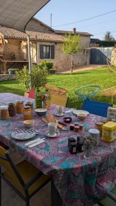 a table with food on it in a yard at Chez Pauline - Chambres d'hôtes Bourguignonnes in Prissé