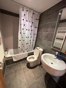 a bathroom with a toilet and a sink at Playa América 2C by YBH in Nigrán